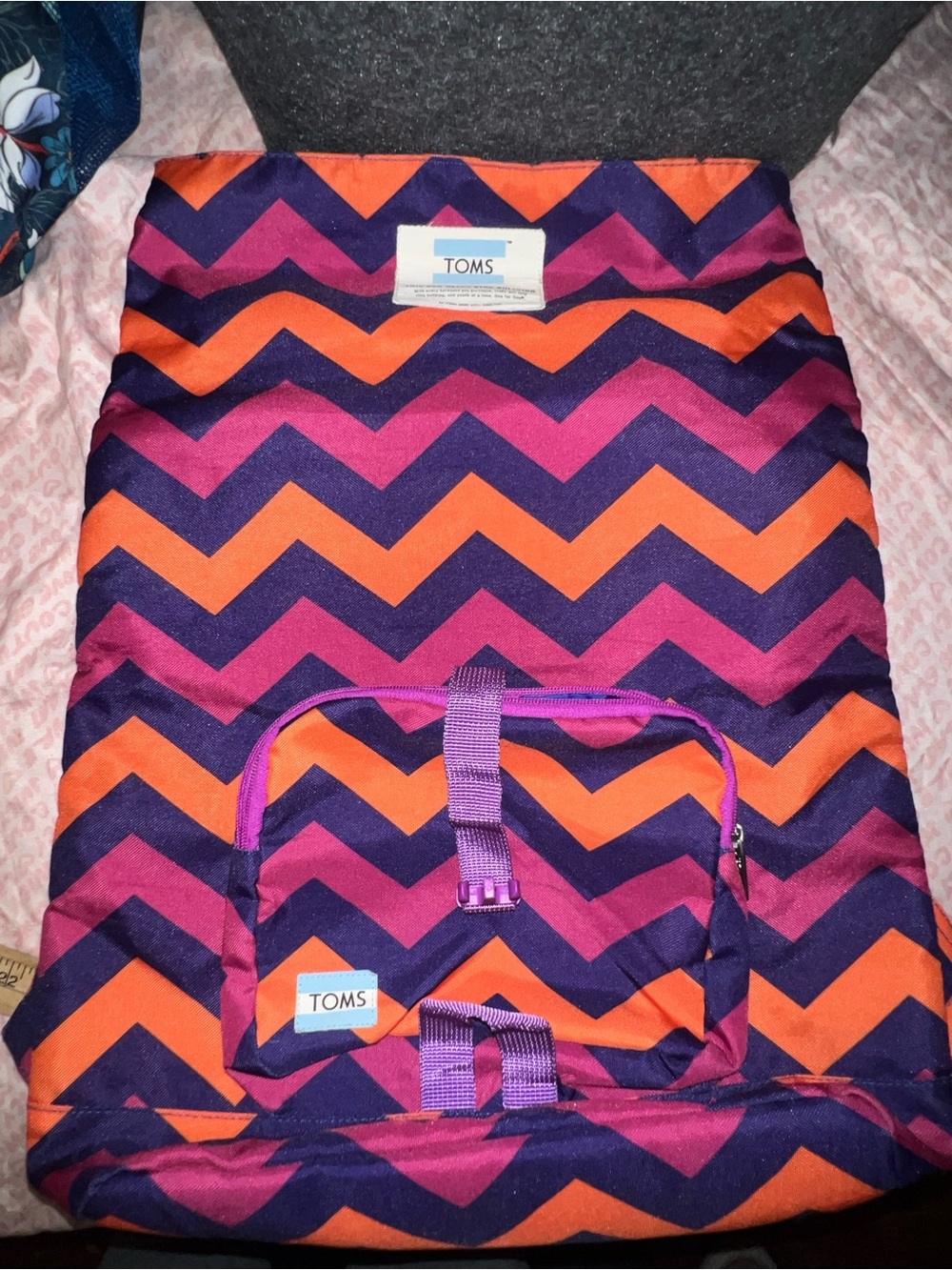 Tom’s backpack chevron pattern stand up - Picture 2 of 8